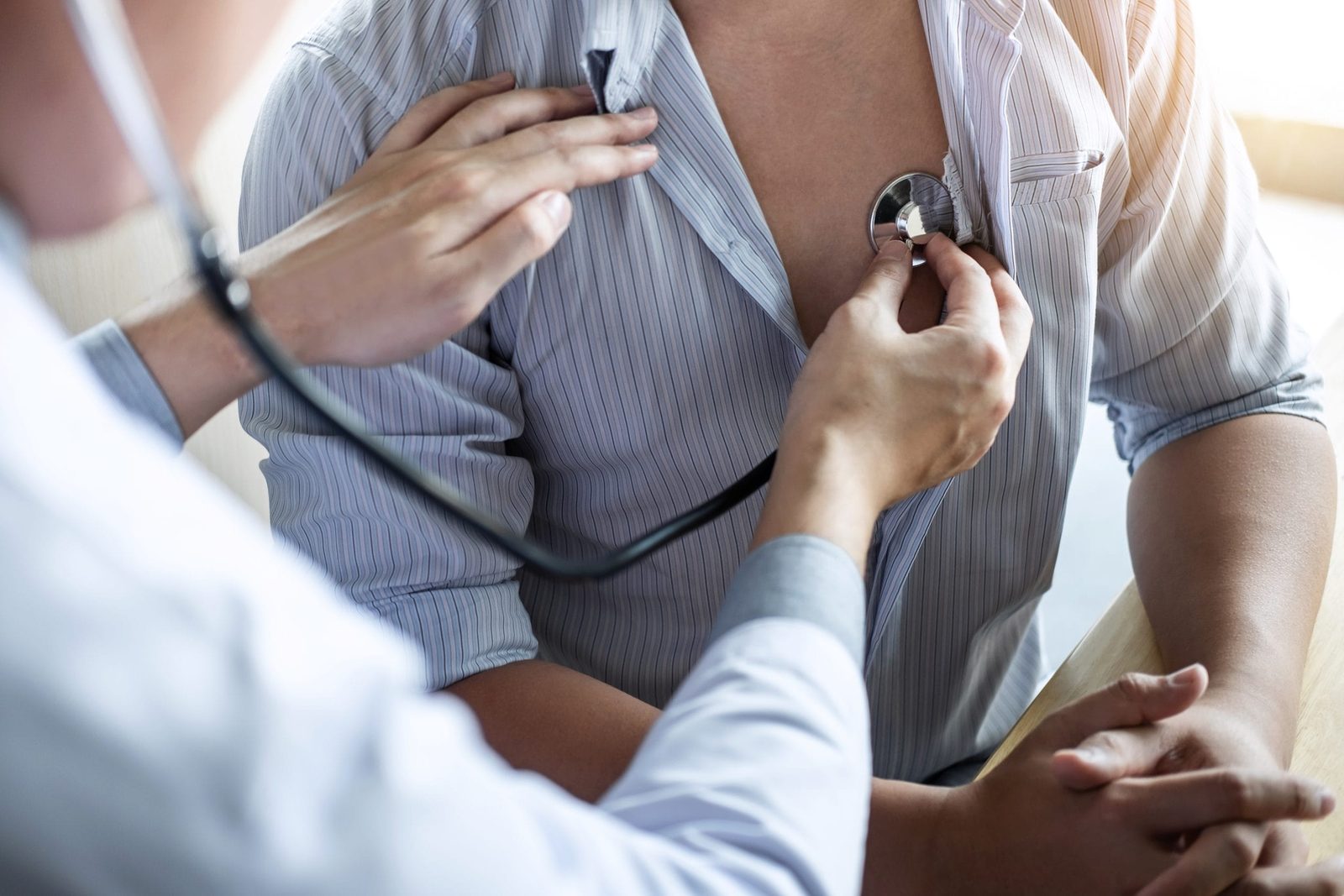 Médico revisando a una paciente con estetoscopio