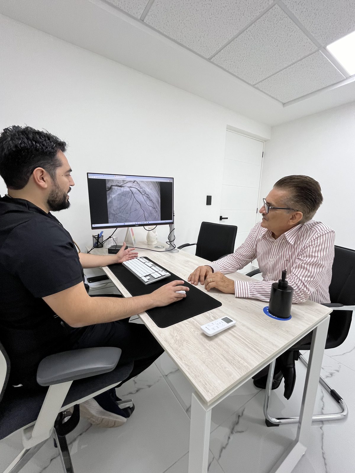 El Dr. Enrique Sánchez Hiza revisa un estudio con su paciente