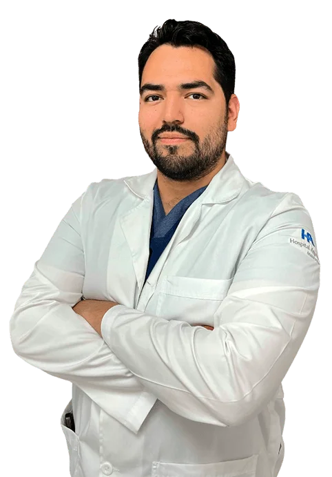 Dr. Enrique Sánchez Hiza con bata blanca