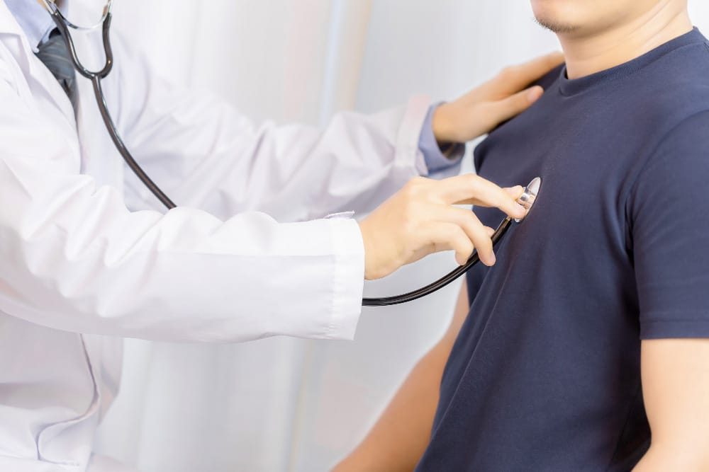 Consulta cardiológica con estetoscopio