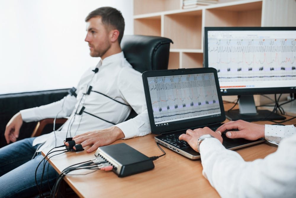 Paciente con monitor Holter durante un estudio